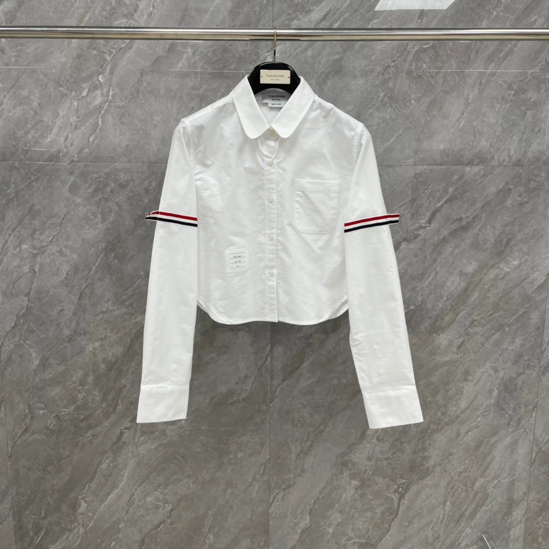 Chi tiết nút áo và nhãn mác áo sơ mi Thom Browne