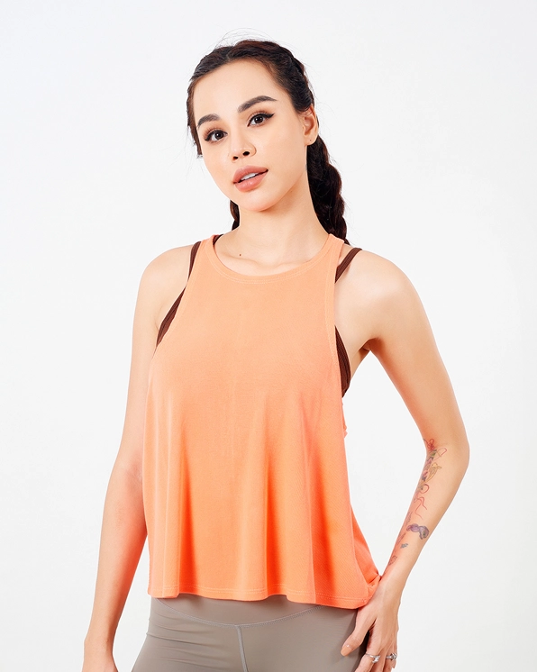 Tanktop: Xu Hướng Thời Trang & Tập Luyện Đỉnh Cao 2026 Cô gái mặc tanktop năng động