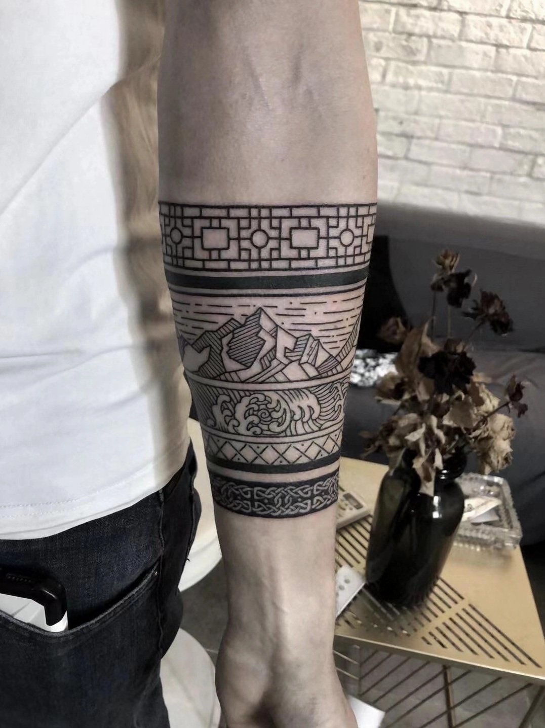 Cô gái với hình xăm hoa văn ở vai