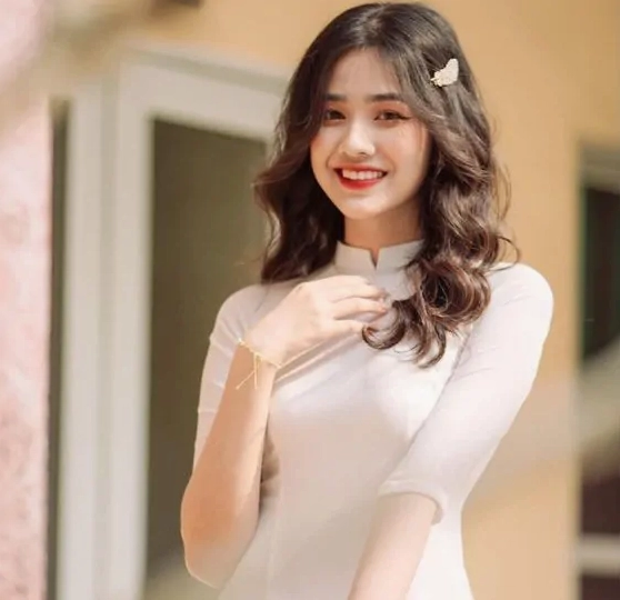 Cô gái với mái tóc tết dài dịu dàng trong buổi chụp kỷ yếu
