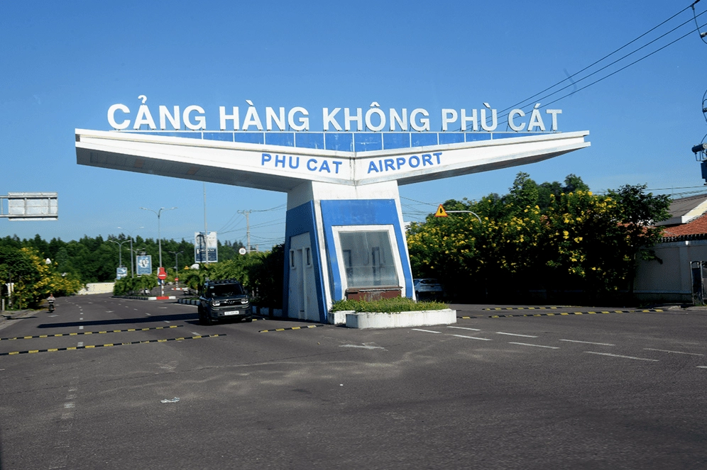 Cổng chính Cảng Hàng không Phù Cát, điểm đến của du khách khi ghé thăm Quy Nhơn.
