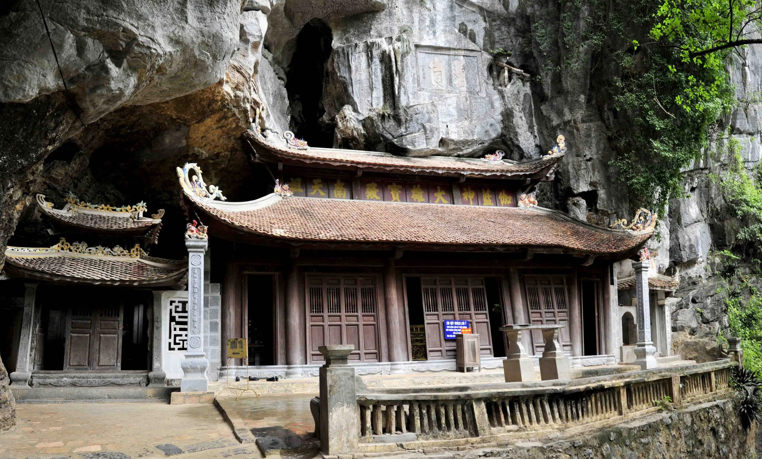 Chùa Bích Động Ninh Bình: Khám phá vẻ đẹp tâm linh và kiến trúc độc đáo Cổng vào Chùa Bích Động với kiến trúc cổ kính