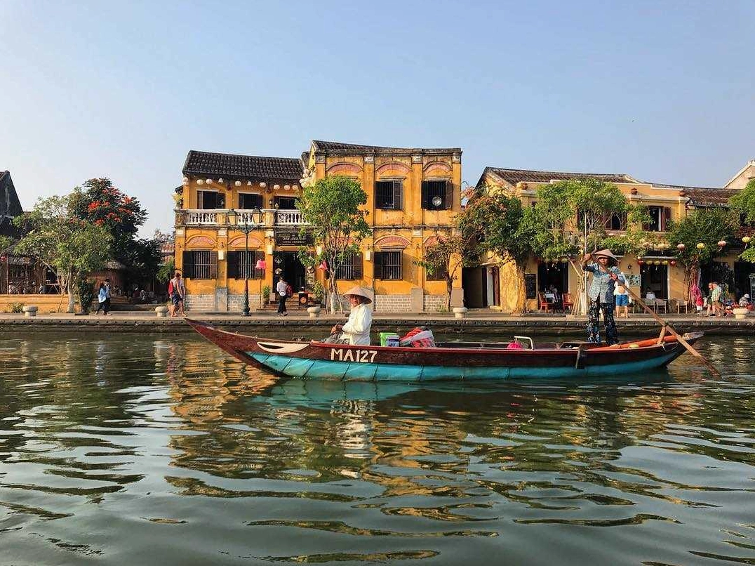 Du khách tham quan phố cổ Hội An