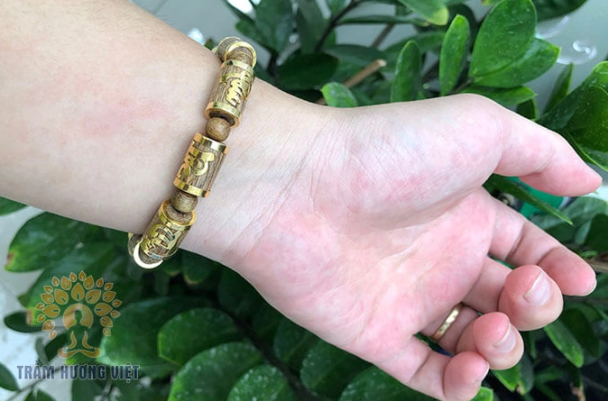 Đeo vòng trầm có tác dụng gì? Khám phá lợi ích sức khỏe & tinh thần
