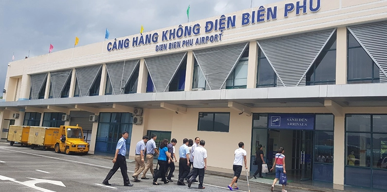 Hành khách đi bộ vào ga đến thay vì đi bằng xe hay ống dẫn như các sân bay lớn khác