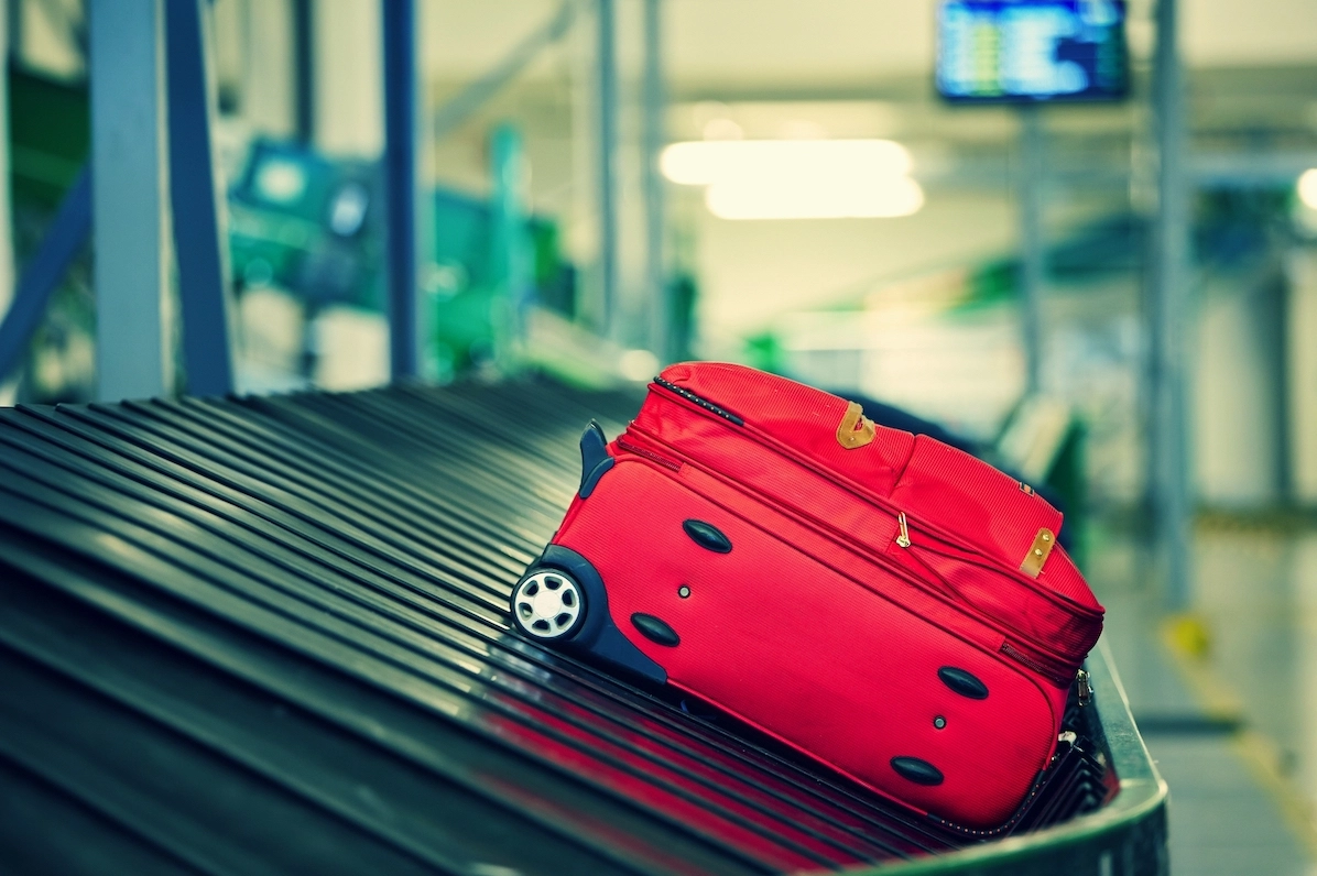 Hình ảnh một chiếc máy bay của Vietjet đang hạ cánh, tượng trưng cho chuyến đi trọn vẹn