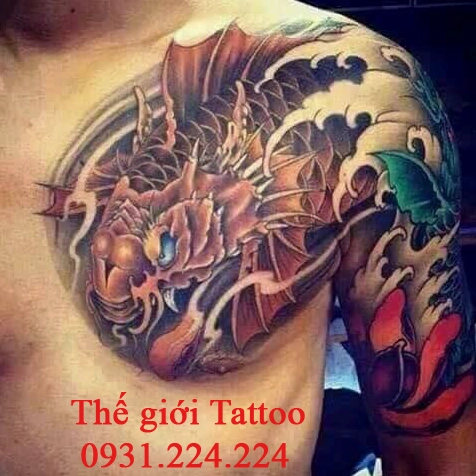 Hình xăm cá chép hóa rồng ở ngực với tông màu ấn tượng