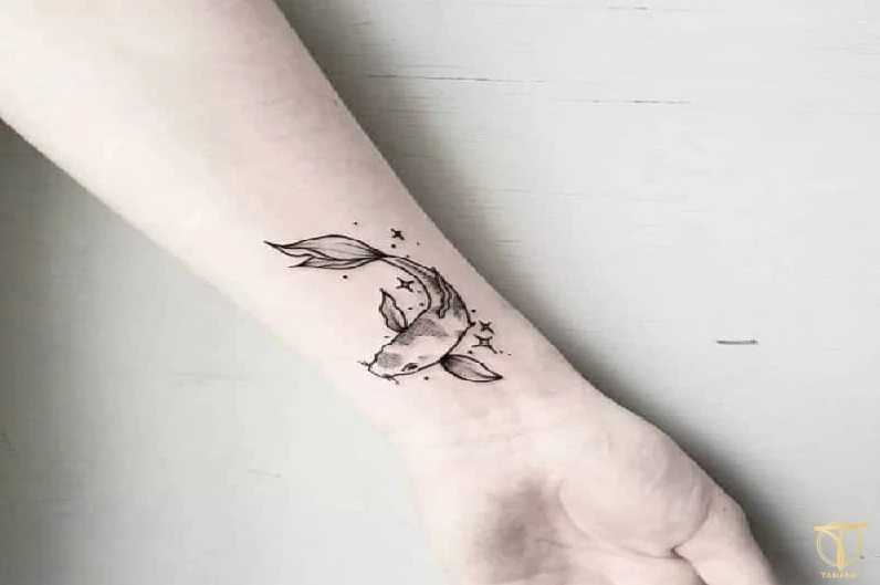 Hình xăm cá chép nhỏ tinh tế ở cổ tay