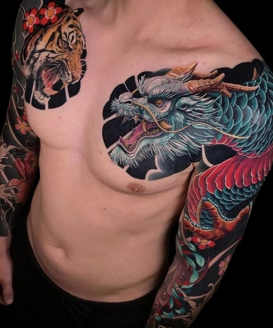 Hình xăm hổ và rồng ở ngực và vai