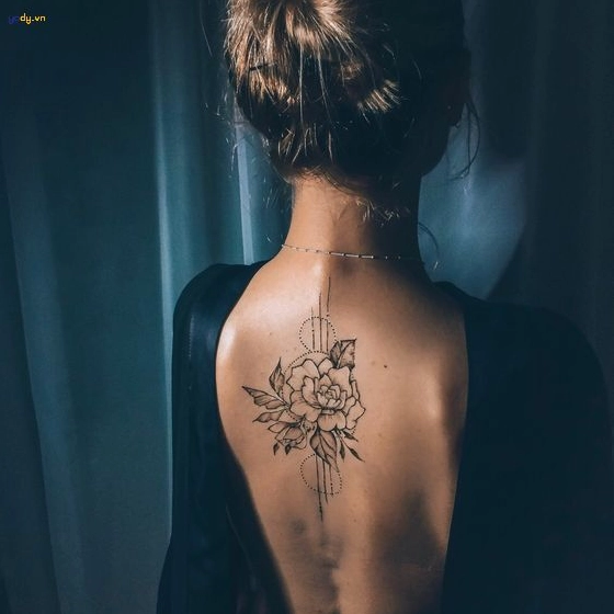 Hình xăm lưng nữ với họa tiết hoa sen và cá chép