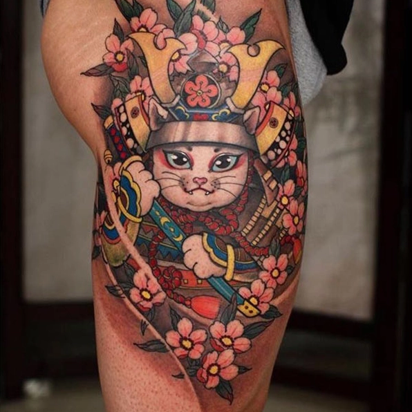 Hình Xăm Mèo Thần Tài Samurai: Biểu Tượng Độc Đáo 2026 Hình xăm Mèo Thần Tài Samurai trên bắp tay