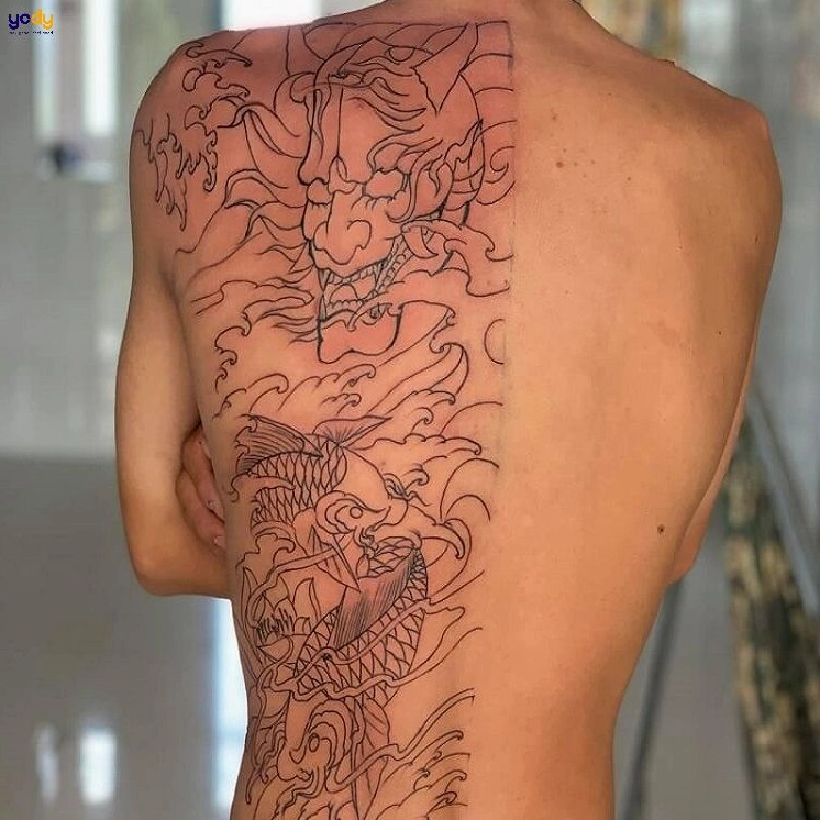 Hình xăm nửa lung với phong cảnh thiên nhiên hùng vĩ