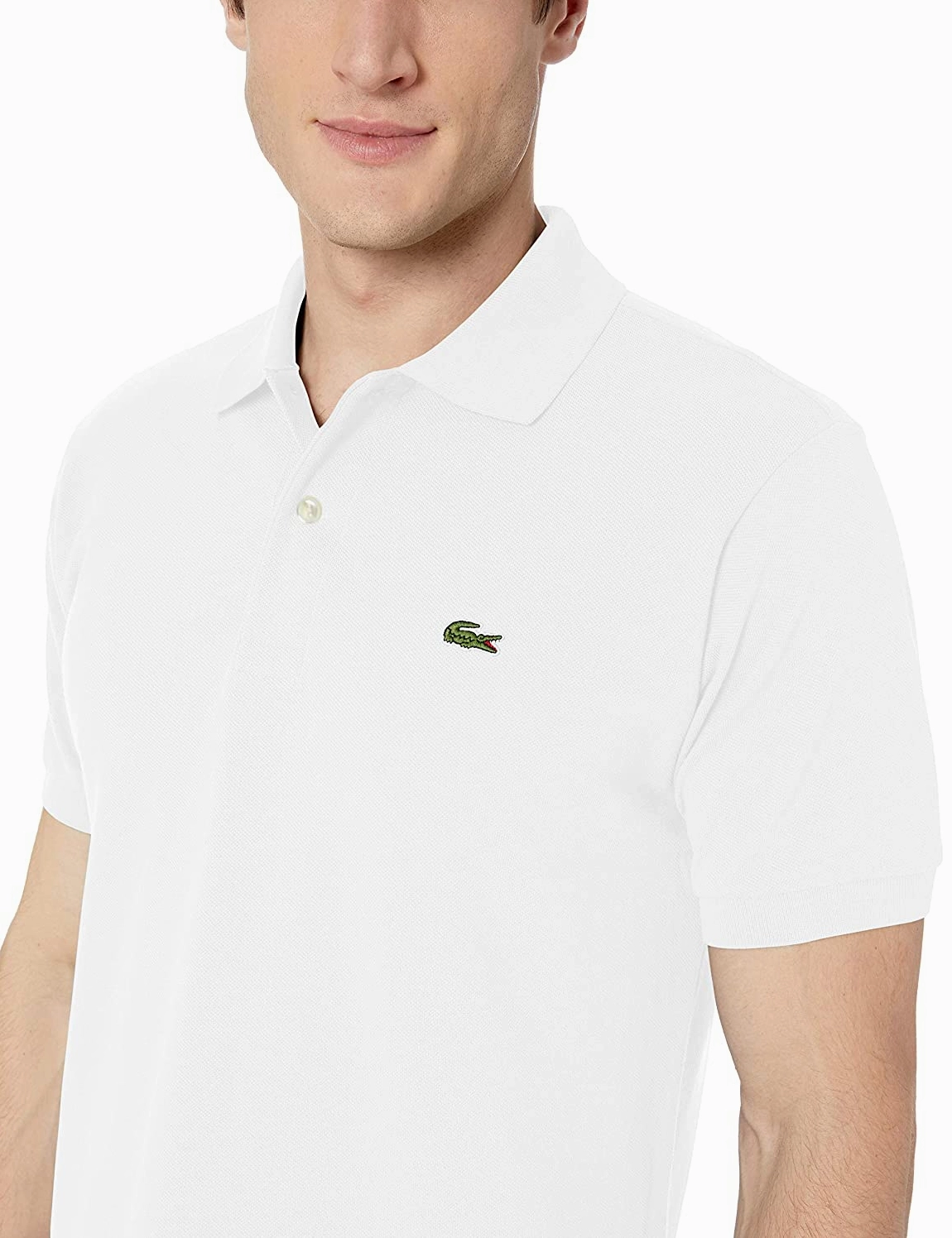 Không gian mua sắm áo polo Lacoste chính hãng