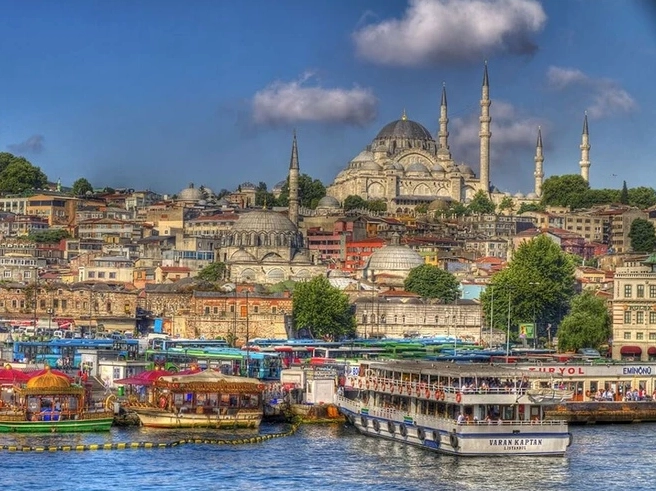 Thủ đô nào nằm trên hai châu lục? Khám phá Istanbul độc đáo! Khung cảnh nhộn nhịp bên bờ eo biển Bosphorus ở Istanbul