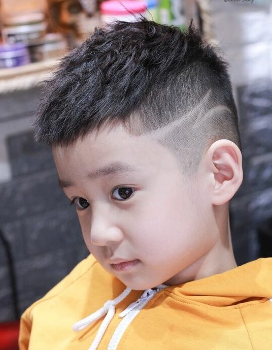 Kiểu tóc hai mái cổ điển và đáng yêu cho bé trai