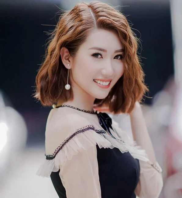 Kiểu tóc xoăn lọn to trẻ trung
