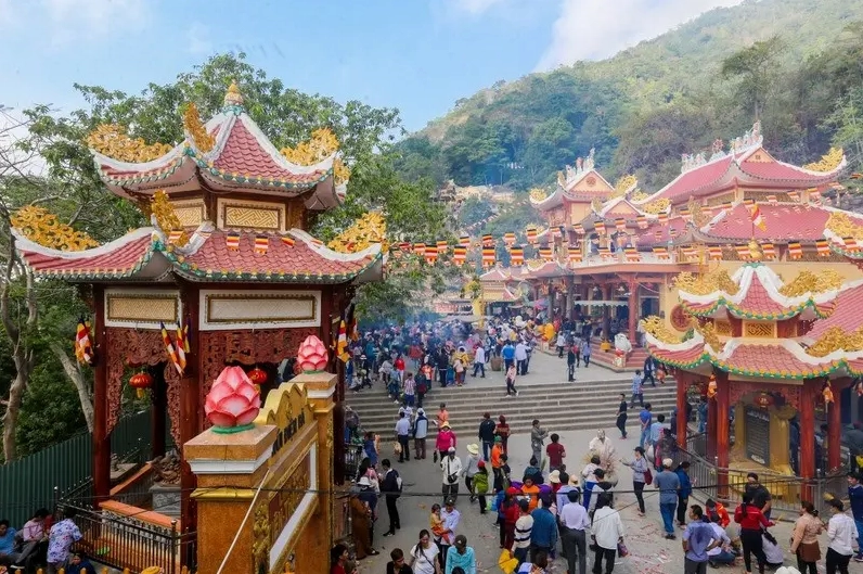 Leo Núi Bà Đen đường chùa