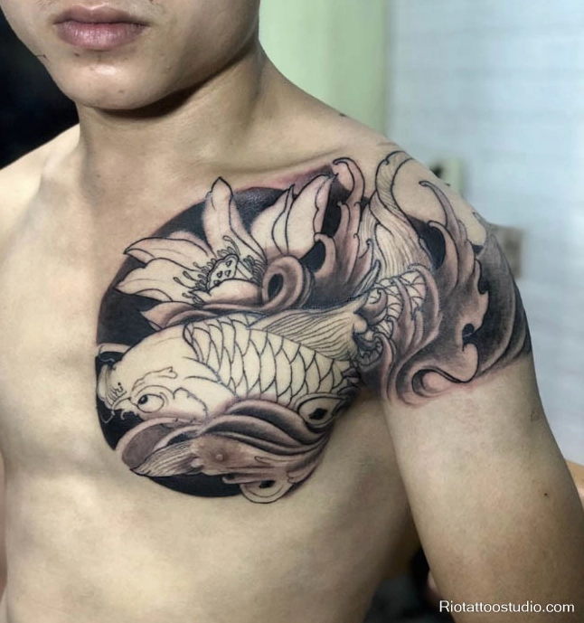 Mẫu hình xăm cá chép hóa rồng ở ngực phong cách tối giản