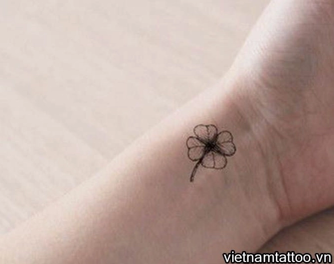 Mẫu hình xăm cỏ 4 lá kết hợp với chữ viết ý nghĩa