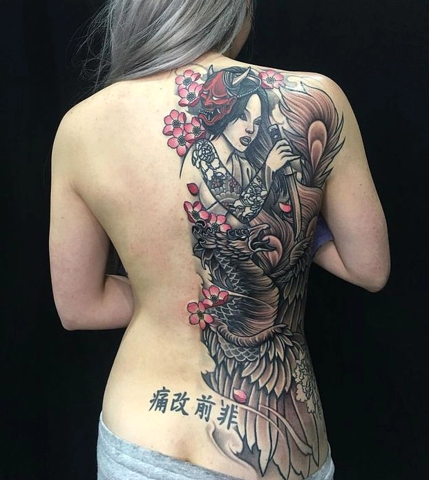 Mẫu hình xăm nửa lưng dưới hình bướm cho nữ