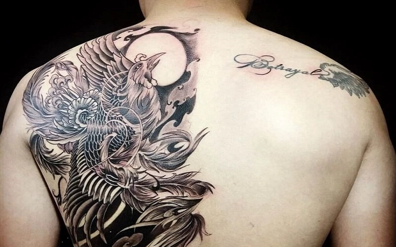 Mẫu xăm nửa lưng phong cách Blackwork với các hình khối hình học