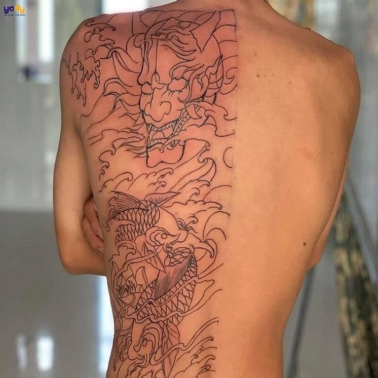 Mẫu xăm nửa lưng với họa tiết hoa văn tinh tế