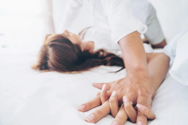 Giải mã giấc mơ: Nằm mơ thấy đang quan hệ với chồng Mơ thấy quan hệ với chồng có cảm giác gượng ép