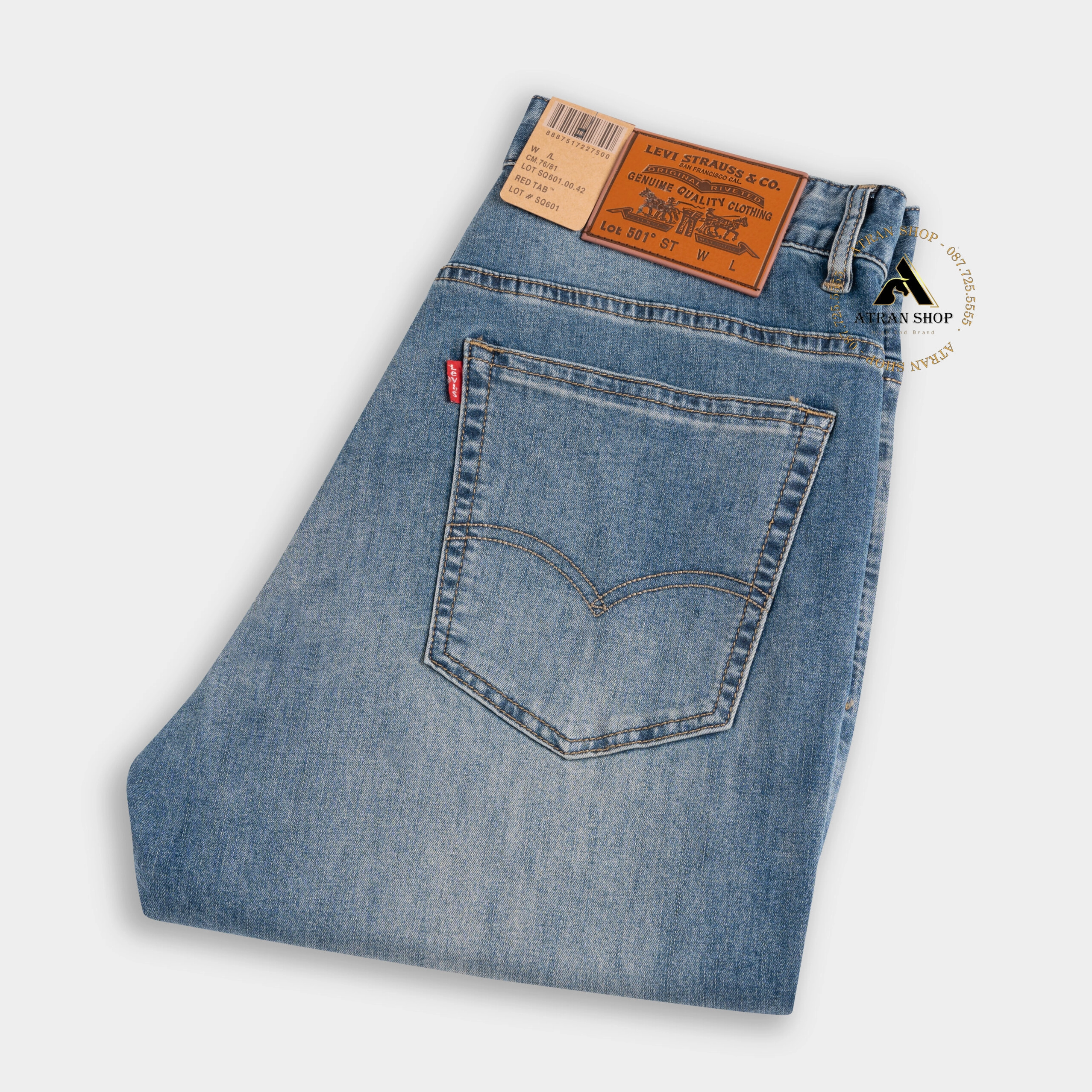 Quần Levis Chính Hãng: Hướng Dẫn Chọn Mua & Phân Biệt 2026 Nam giới phối quần Levis với áo sơ mi và blazer
