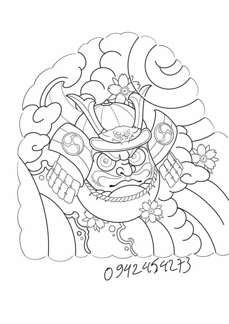 Nghệ sĩ xăm đang thực hiện hình xăm Daruma