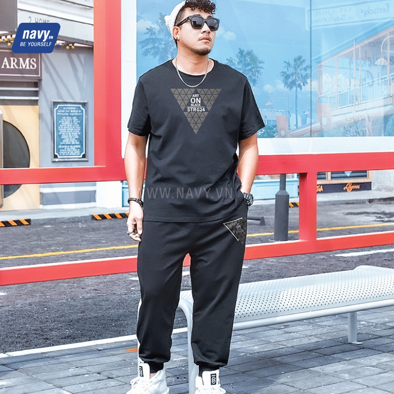 Người mẫu bigsize nam diện trang phục có họa tiết sọc dọc