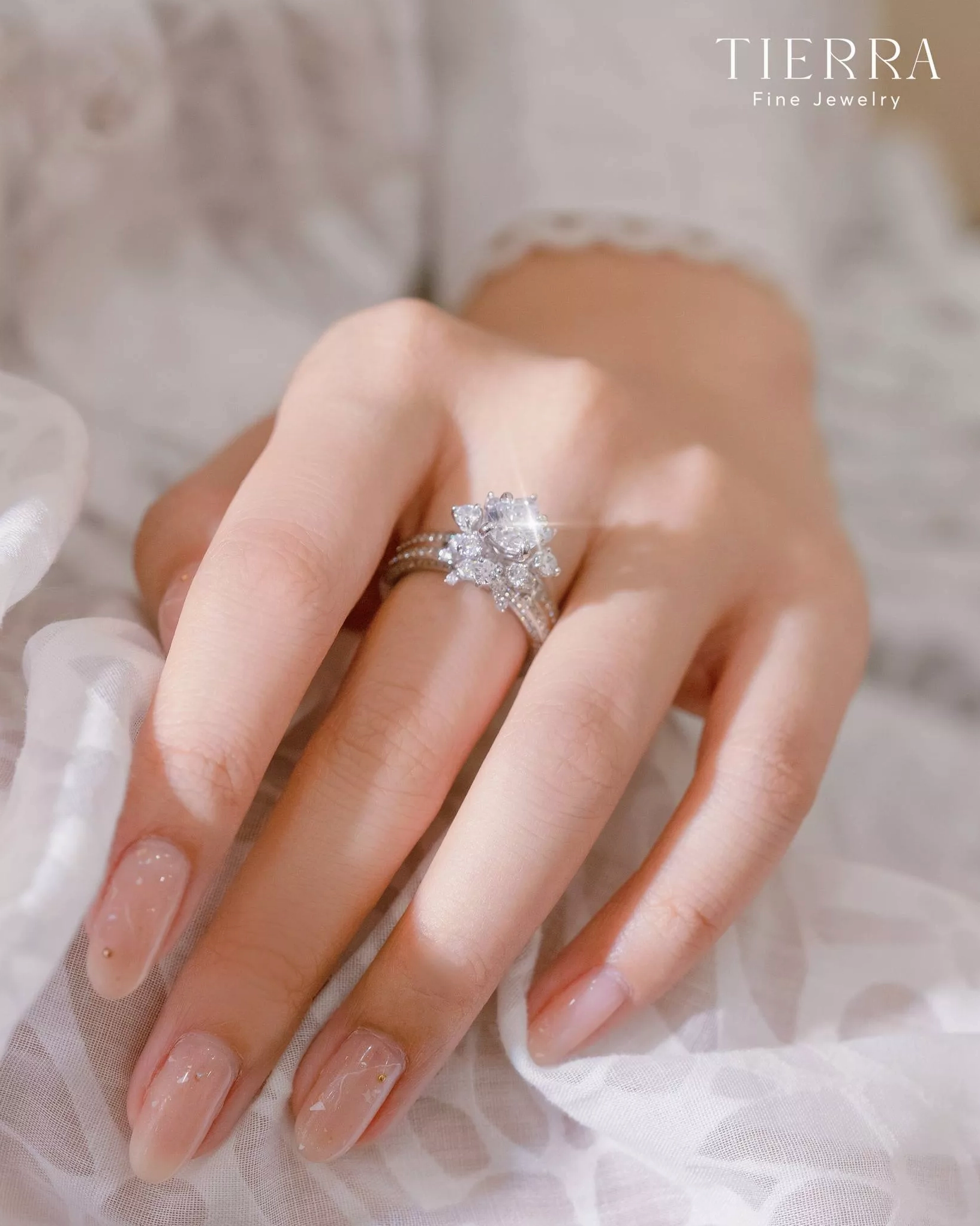 Nhẫn đeo ngón giữa phong cách tối giản