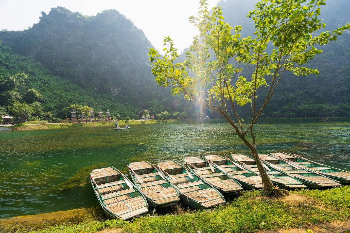Ninh Bình có gì đẹp? Khám phá 10+ điểm đến làm say đắm lòng người 2026 Động Am Tiên
