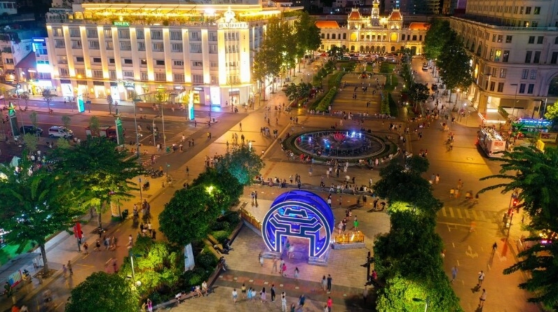 Phố đi bộ Nguyễn Huệ được coi biểu tượng giải trí về đêm nằm giữa trung tâm Quận 1