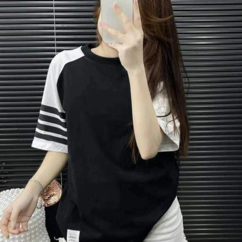 Phối đồ áo phố với quần jeans và phụ kiện