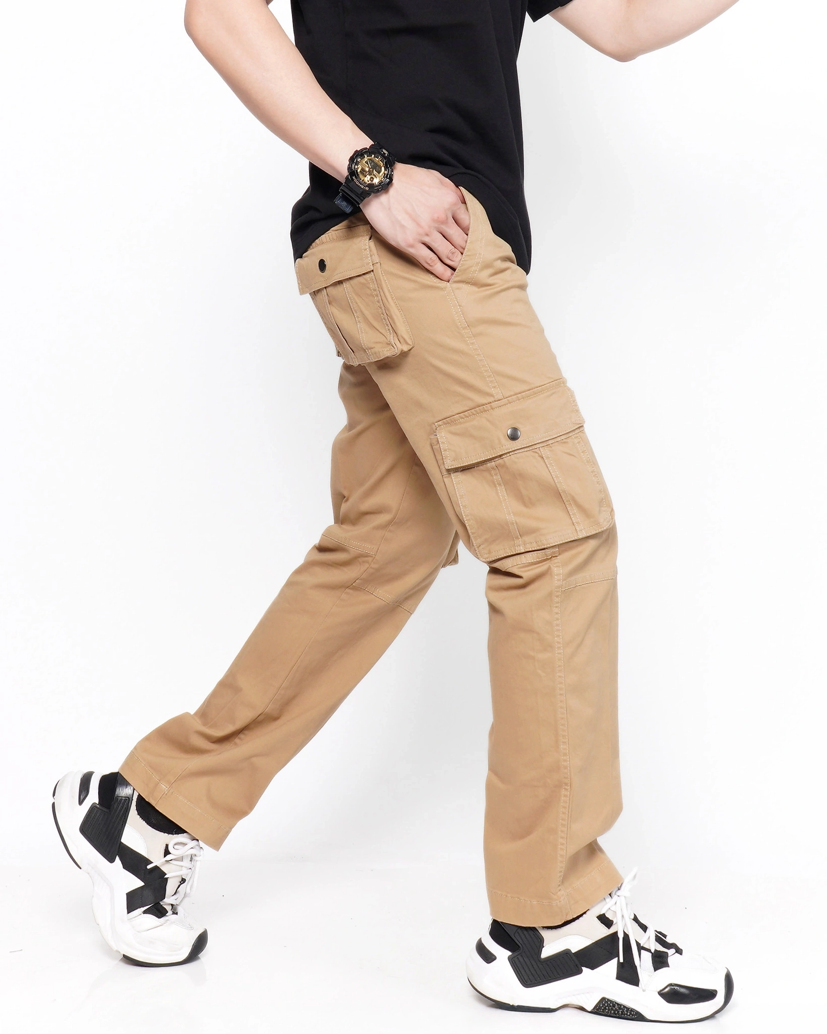 Phối quần cargo nam với áo hoodie và sneakers