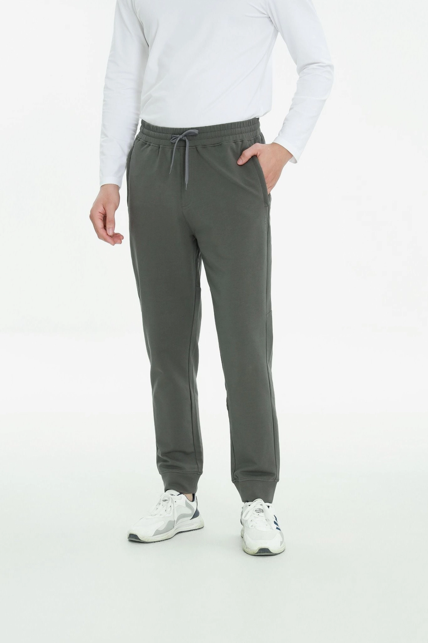 Quần nỉ nam phối cùng áo hoodie và giày sneaker