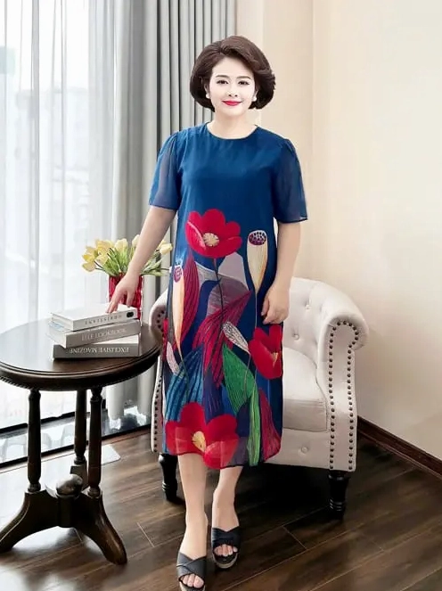 Quý cô tuổi 60 thanh lịch trong trang phục nhẹ nhàng
