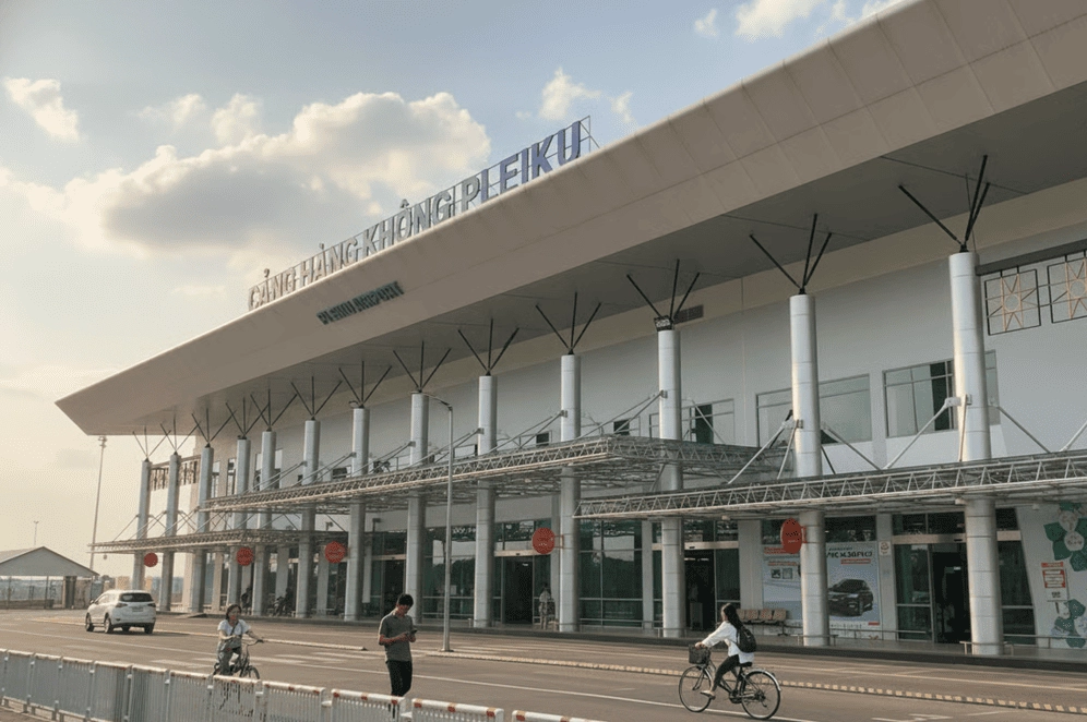 Sân Bay Gia Lai: Cẩm Nang Toàn Tập Đến Pleiku Năm 2026! Sân bay Pleiku nằm cách trung tâm thành phố chỉ vài phút và dễ dàng di chuyển