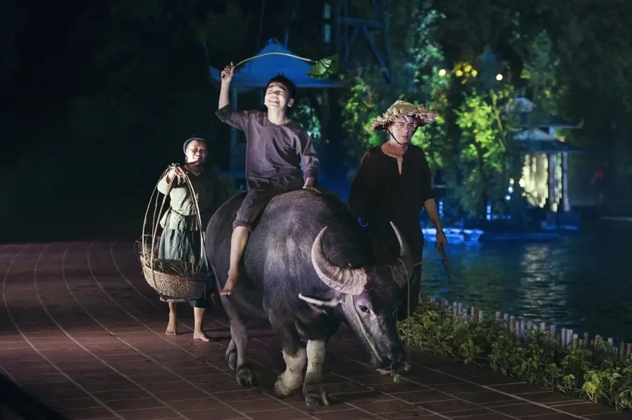 Show diễn Tinh Hoa Bắc Bộ là địa điểm vui chơi Hà Nội kết hợp giữa công nghệ hiện đại và văn hóa truyền thống
