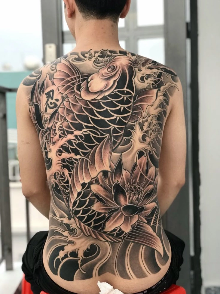 Tattoo cá chép full lưng với kỹ thuật shading ấn tượng