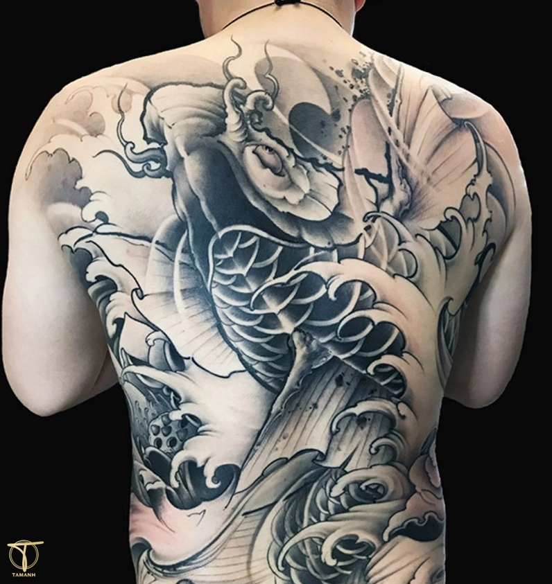 Tattoo cá chép full lưng với màu sắc rực rỡ