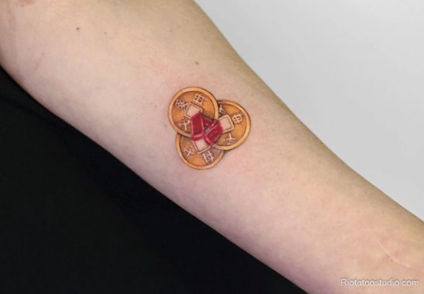 Hình Xăm Đồng Tiền May Mắn: Biểu Tượng Phong Thủy & Nghệ Thuật Tattoo đồng tiền kết hợp hoa văn