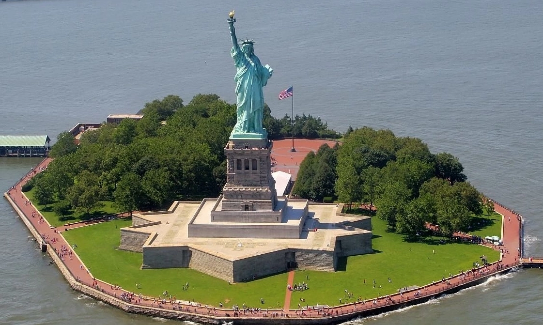 Nữ Thần Tự Do Ở Đâu? Khám Phá Biểu Tượng Nước Mỹ Toàn cảnh Đảo Liberty với Tượng Nữ Thần Tự Do