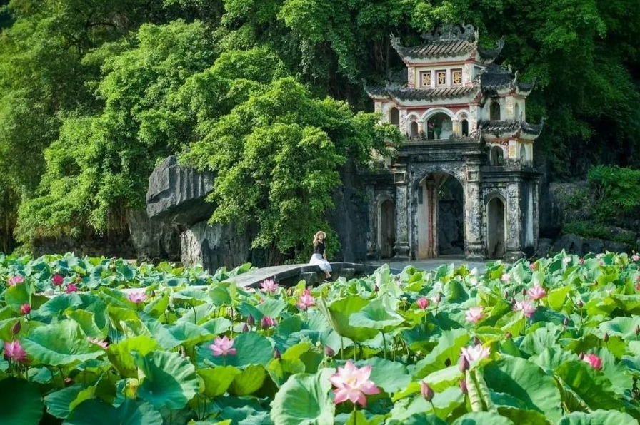 Chùa Bích Động Ninh Bình: Khám phá vẻ đẹp tâm linh và kiến trúc độc đáo Toàn cảnh Chùa Bích Động ẩn mình trong núi đá vôi