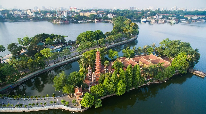 Toàn cảnh Chùa Trấn Quốc nhìn từ xa