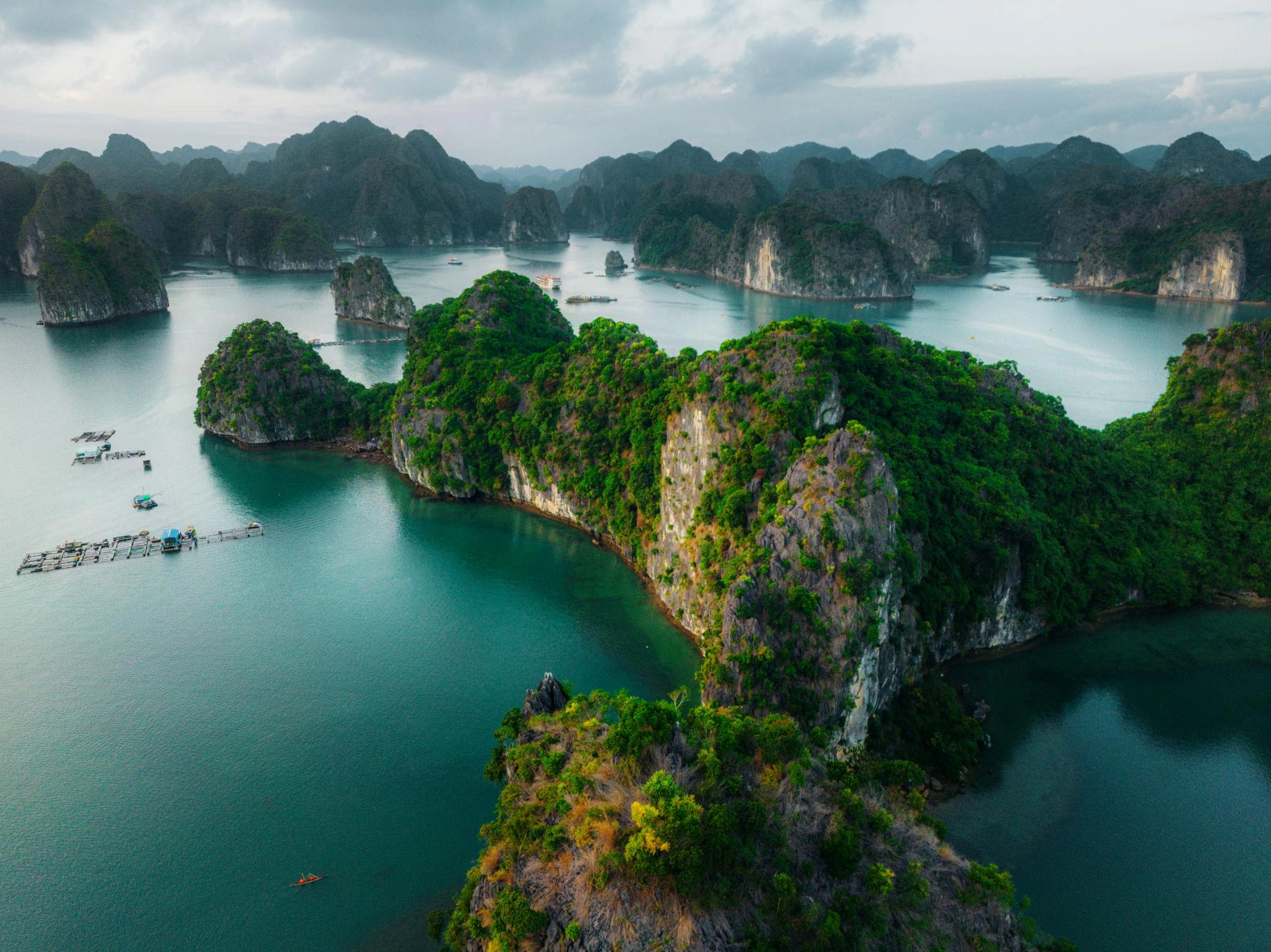 Vịnh Hạ Long ở Đâu? Khám Phá Kỳ Quan Di Sản Thế Giới Năm 2026! Toàn cảnh Vịnh Hạ Long từ trên cao