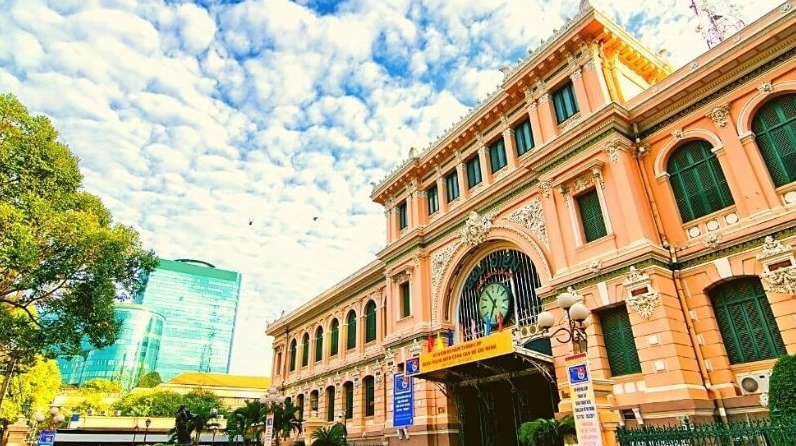 Trải nghiệm hoạt động gửi thư tại Bưu điện thành phố