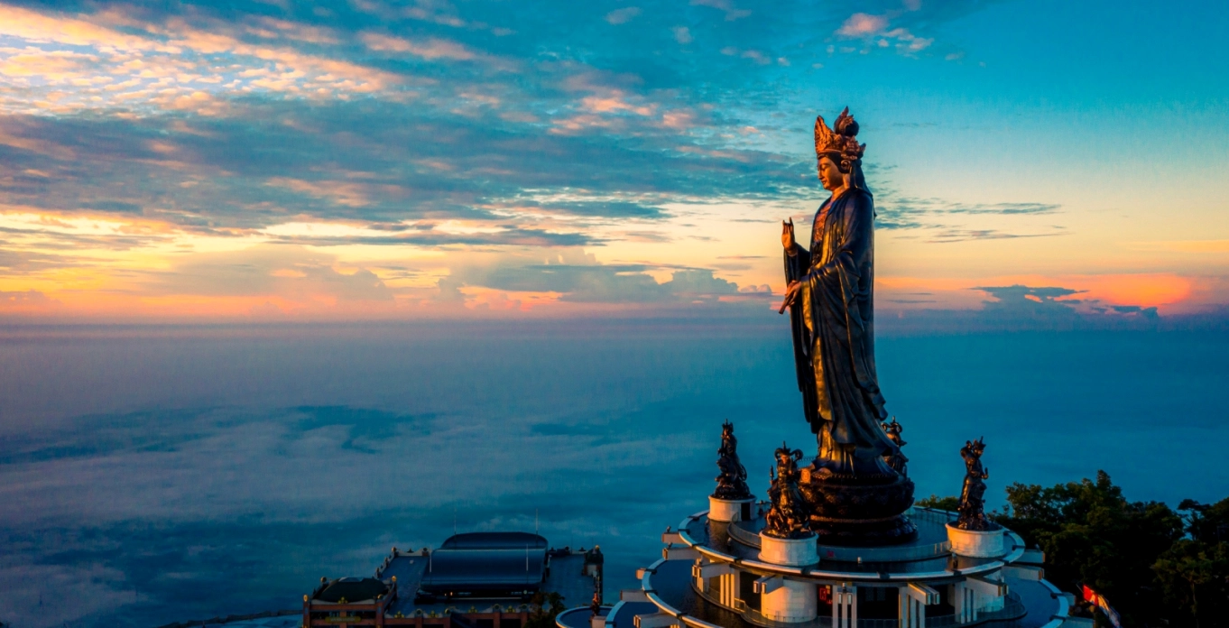 Khám Phá Núi Bà Đen Tây Ninh: Cẩm Nang Từ A-Z Cho Chuyến Đi Hoàn Hảo 2026 Tượng Phật Bà Tây Bổ Đà Sơn trên đỉnh núi Bà Đen