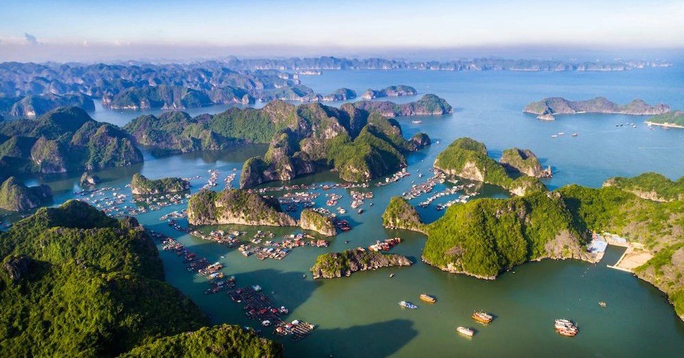Sân bay Cát Bi (HPH): Cẩm nang du lịch Hải Phòng chi tiết 2026 Vẻ đẹp hùng vĩ của Quần đảo Cát Bà gần sân bay Cát Bi