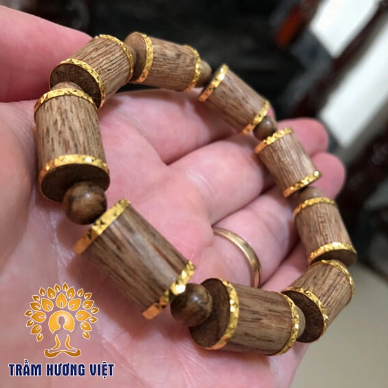 Vòng trầm hương bọc vàng